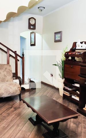 Casa à venda com 200m², 3 quartos e 4 vagas Casa à venda com 200m², 3 quartos e 4 vagasSala