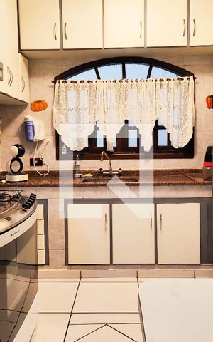 Casa à venda com 200m², 3 quartos e 4 vagas Casa à venda com 200m², 3 quartos e 4 vagasCozinha