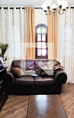 Casa à venda com 200m², 3 quartos e 4 vagas Casa à venda com 200m², 3 quartos e 4 vagasSala