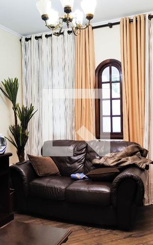 Casa à venda com 200m², 3 quartos e 4 vagas Casa à venda com 200m², 3 quartos e 4 vagasSala