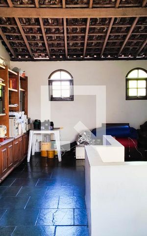 Casa à venda com 200m², 3 quartos e 4 vagas Casa à venda com 200m², 3 quartos e 4 vagasSotão