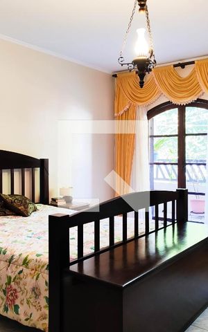 Casa à venda com 200m², 3 quartos e 4 vagas Casa à venda com 200m², 3 quartos e 4 vagasSuite