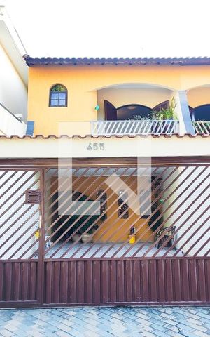 Casa à venda com 200m², 3 quartos e 4 vagas Casa à venda com 200m², 3 quartos e 4 vagasFachada