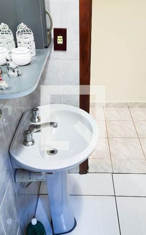 Casa à venda com 200m², 3 quartos e 4 vagas Casa à venda com 200m², 3 quartos e 4 vagasBanheiro Social