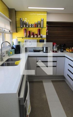 Apartamento à venda com 237m², 4 quartos e 4 vagasCozinha