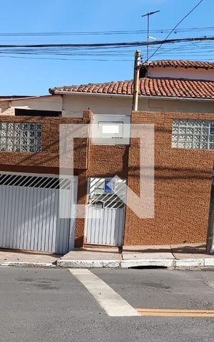 Casa à venda com 200m², 2 quartos e 2 vagas Casa à venda com 200m², 2 quartos e 2 vagasFachada