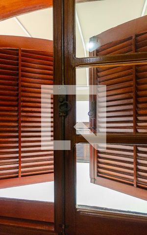 Casa à venda com 520m², 4 quartos e 3 vagas Casa à venda com 520m², 4 quartos e 3 vagasSuíte