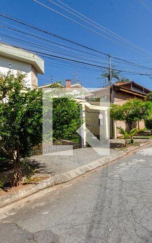 Casa à venda com 520m², 4 quartos e 3 vagas Casa à venda com 520m², 4 quartos e 3 vagasFachada