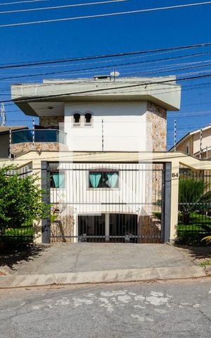 Casa à venda com 520m², 4 quartos e 3 vagas Casa à venda com 520m², 4 quartos e 3 vagasFachada