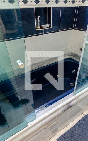 Casa à venda com 520m², 4 quartos e 3 vagas Casa à venda com 520m², 4 quartos e 3 vagasBanheiro da Suíte 2