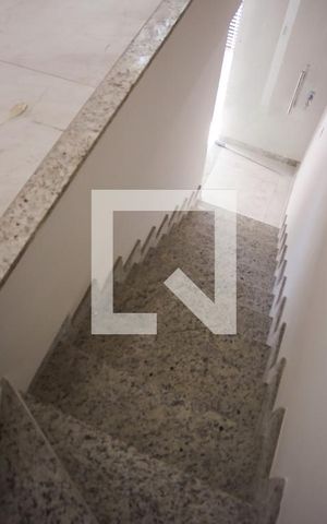 Casa à venda com 83m², 2 quartos e 1 vaga Casa à venda com 83m², 2 quartos e 1 vagaEscada