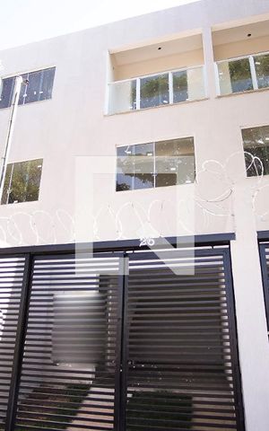 Casa à venda com 83m², 2 quartos e 1 vaga Casa à venda com 83m², 2 quartos e 1 vagaFachada
