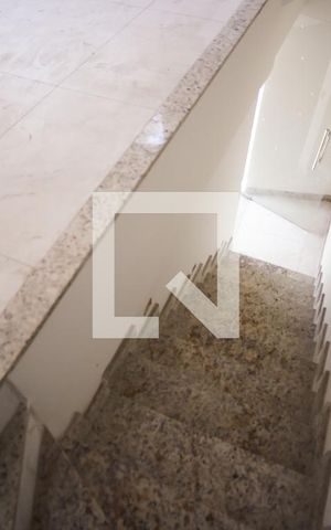 Casa à venda com 96m², 2 quartos e 2 vagas Casa à venda com 96m², 2 quartos e 2 vagasEscada