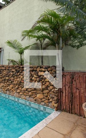 Casa à venda com 356m², 7 quartos e 3 vagas Casa à venda com 356m², 7 quartos e 3 vagasÁrea comum - Piscina