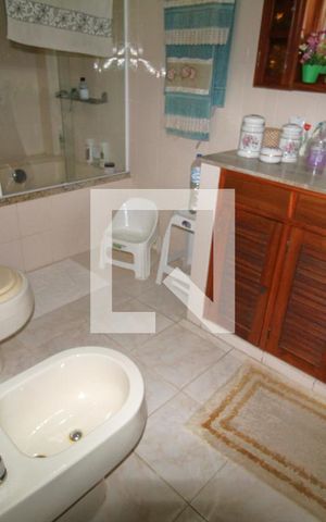 Casa de condomínio à venda com 480m², 4 quartos e 3 vagasBanheiro da suíte 1