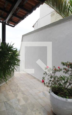 Casa de condomínio à venda com 480m², 4 quartos e 3 vagasVaranda lateral da sala