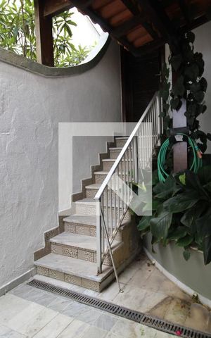 Casa de condomínio à venda com 480m², 4 quartos e 3 vagasVaranda lateral da sala