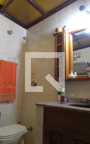 Casa de condomínio à venda com 480m², 4 quartos e 3 vagasBanheiro social