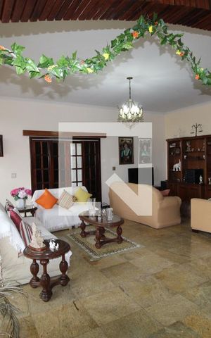 Casa de condomínio à venda com 480m², 4 quartos e 3 vagasSala