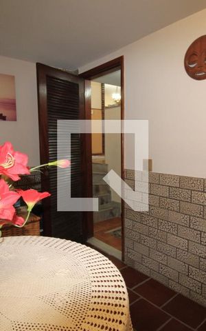 Casa de condomínio à venda com 480m², 4 quartos e 3 vagasAdega