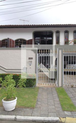 Casa de condomínio à venda com 480m², 4 quartos e 3 vagasFachada da casa