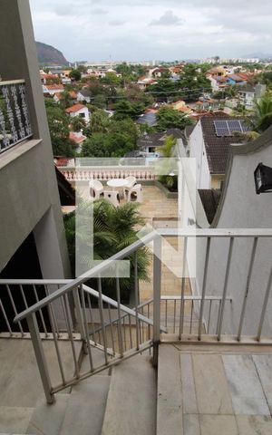 Casa de condomínio à venda com 480m², 4 quartos e 3 vagasVaranda lateral da sala - Acesso para piscina