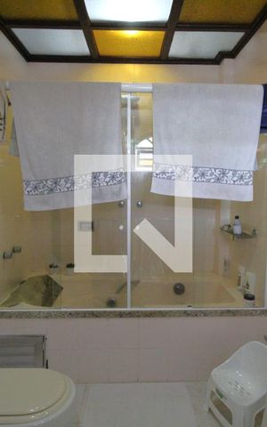 Casa de condomínio à venda com 480m², 4 quartos e 3 vagasBanheiro da suíte 1