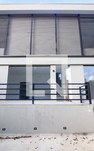 Casa à venda com 450m², 4 quartos e 4 vagasFachada