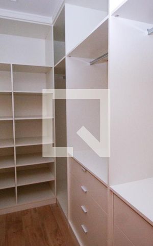 Casa à venda com 450m², 4 quartos e 4 vagasCloset da suíte 2