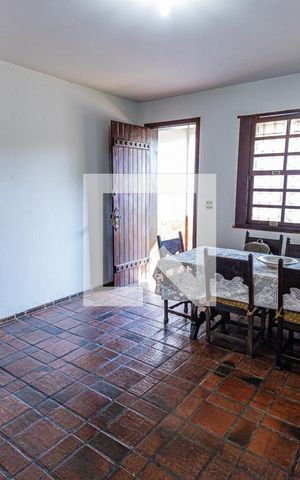Casa à venda com 348m², 4 quartos e 10 vagas Casa à venda com 348m², 4 quartos e 10 vagasSala