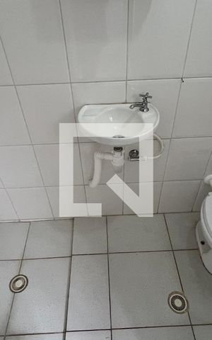 Apartamento à venda com 90m², 2 quartos e sem vaga Apartamento à venda com 90m², 2 quartos e sem vagaBanheiro de serviço
