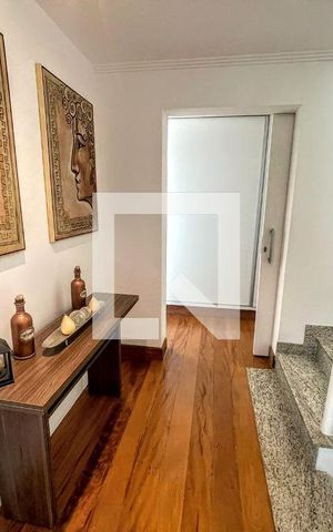 Casa à venda com 290m², 4 quartos e 3 vagas Casa à venda com 290m², 4 quartos e 3 vagasescadas