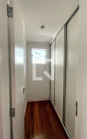 Casa à venda com 290m², 4 quartos e 3 vagas Casa à venda com 290m², 4 quartos e 3 vagascloset