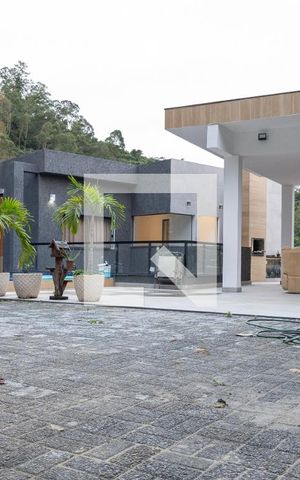 Casa de condomínio à venda com 600m², 5 quartos e 4 vagas Casa de condomínio à venda com 600m², 5 quartos e 4 vagasÁrea externa