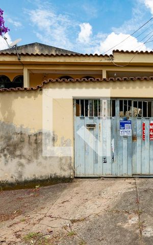 Casa à venda com 360m², 3 quartos e 4 vagas Casa à venda com 360m², 3 quartos e 4 vagasFachada e placa