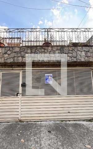 Casa à venda com 175m², 3 quartos e 2 vagas Casa à venda com 175m², 3 quartos e 2 vagasFachada