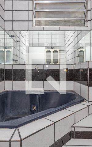 Casa à venda com 255m², 5 quartos e 2 vagas Casa à venda com 255m², 5 quartos e 2 vagasBanheiro 1