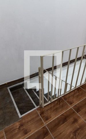 Casa à venda com 70m², 2 quartos e 2 vagas Casa à venda com 70m², 2 quartos e 2 vagasEscada