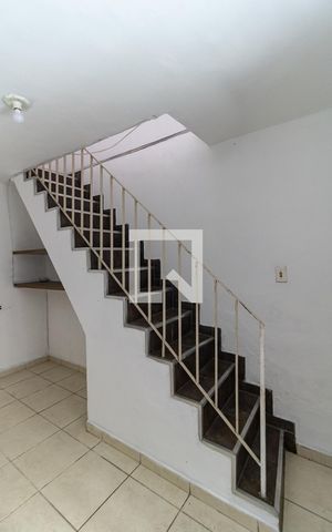 Casa à venda com 70m², 2 quartos e 2 vagas Casa à venda com 70m², 2 quartos e 2 vagasEscada