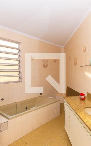 Casa à venda com 359m², 3 quartos e 4 vagas Casa à venda com 359m², 3 quartos e 4 vagasBanheiro da Suíte