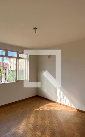 Casa à venda com 230m², 6 quartos e 4 vagas Casa à venda com 230m², 6 quartos e 4 vagasSala