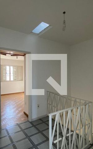 Casa à venda com 230m², 6 quartos e 4 vagas Casa à venda com 230m², 6 quartos e 4 vagasHall