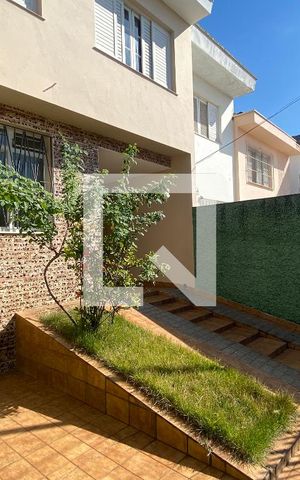 Casa à venda com 230m², 6 quartos e 4 vagas Casa à venda com 230m², 6 quartos e 4 vagasFachada