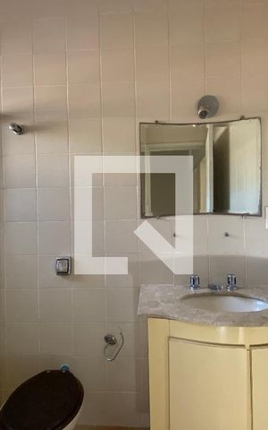 Casa à venda com 230m², 6 quartos e 4 vagas Casa à venda com 230m², 6 quartos e 4 vagasBanheiro