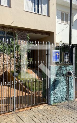 Casa à venda com 230m², 6 quartos e 4 vagas Casa à venda com 230m², 6 quartos e 4 vagasFachada