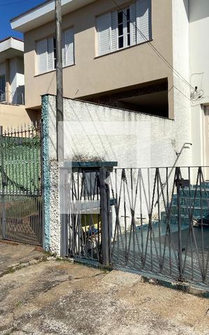 Casa à venda com 230m², 6 quartos e 4 vagas Casa à venda com 230m², 6 quartos e 4 vagasFachada