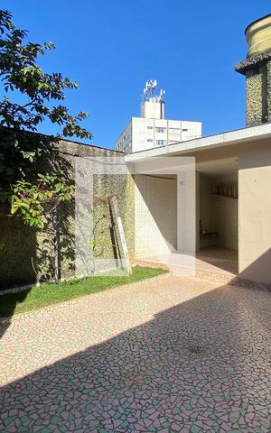 Casa à venda com 230m², 6 quartos e 4 vagas Casa à venda com 230m², 6 quartos e 4 vagasQuintal