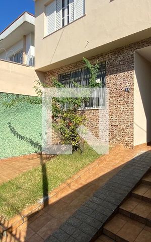 Casa à venda com 230m², 6 quartos e 4 vagas Casa à venda com 230m², 6 quartos e 4 vagasGaragem