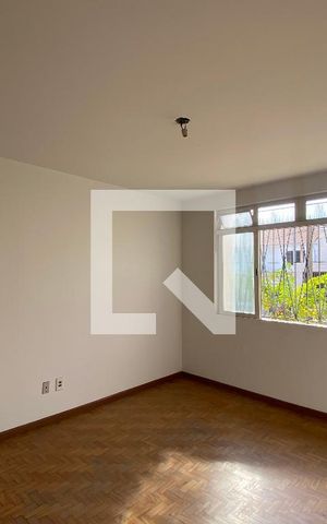 Casa à venda com 230m², 6 quartos e 4 vagas Casa à venda com 230m², 6 quartos e 4 vagasSala