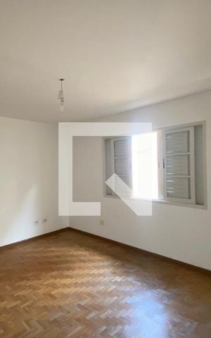 Casa à venda com 230m², 6 quartos e 4 vagas Casa à venda com 230m², 6 quartos e 4 vagasQuarto 3